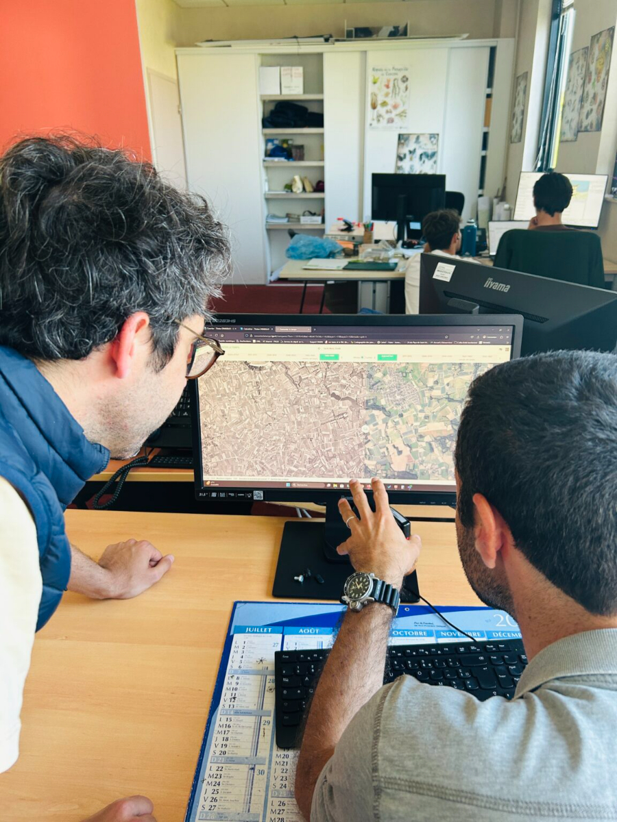 Open space agréable avec des salariés en discussion